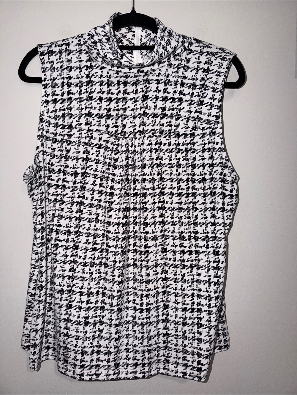Lane Bryant Black & White Houndstooth Mock Neck Sleeveless Top